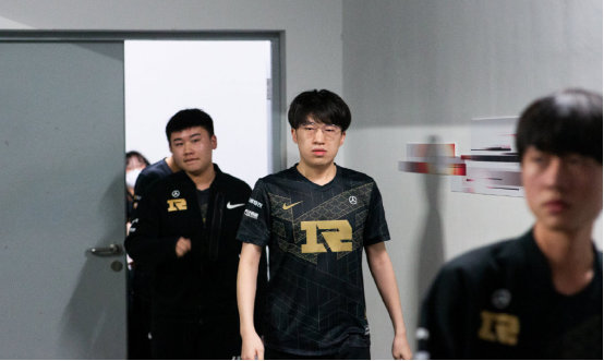 触球更谨慎